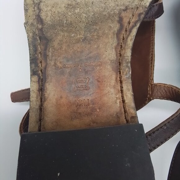 DONALD J PLINER BROWN WOMENS LEATHER T-STRAP THONG FLAT BUCKLE SANDALS SIZE 7.5M - Picture 4 of 6